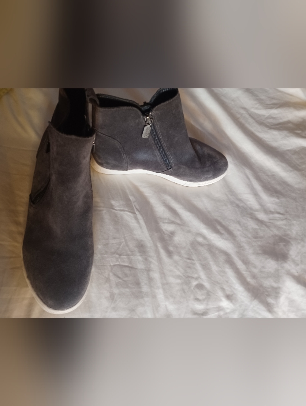 Blondo 8 7.5 Women’s Gray Suede Ankle Boots with Side Zipper